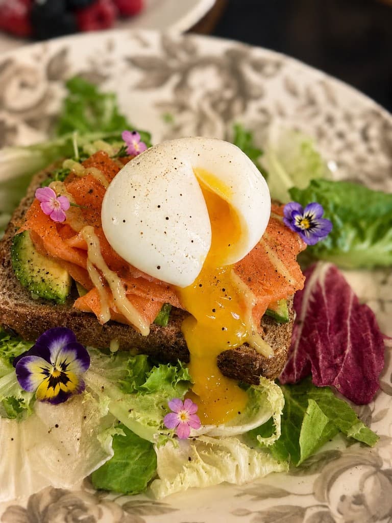 Avocado toast con salmone e uovo
